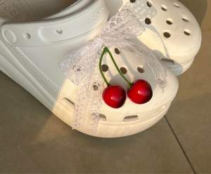 จิ๊บบิทติดรองเท้าcrocs (พร้อมส่ง) ตัวติดรองเท้ากระเป๋าโบว์ลูกไม้เชอร์รี่ยอดฮิต ติดทนไม่พังง่าย