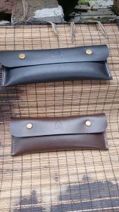 Tempat Pensil Kancing Atha Leather: Desain Elegan dari Kulit Sapi Asli