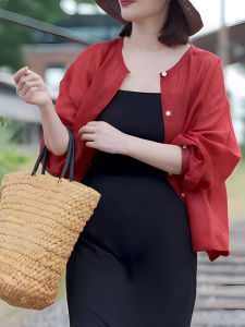 UYFY | เสื้อเชิ้ตผ้าลินินไหมสีแดงสไตล์เกาหลีสำหรับผู้หญิงในช่วงฤดูร้อน เสื้อคลุมกันแดดแบบบางเบาและหรูหรา เสื้อคลุมกันแดดแบบสวมศีรษะ