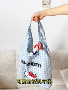 EchoBliss  กระเป๋าถือ Hello Kitty สุดน่ารักกระเป๋าเก็บความจุขนาดใหญ่ที่ต้องมีในช่วงฤดูร้อนกระเป๋าเรียบง่ายสีฟ้าลายสก๊อตมูลค่าสูง