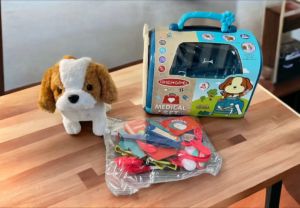 Đồ chơi chăm sóc thú cưng dùng pin chó bông biết đi kêu vẫy đuôi kèm phụ kiện chăm sóc khám bệnh ba lô chó bông