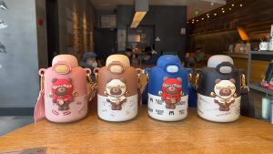 กระบอกน้ำการ์ตูนหมี กระติกน้ำเก็บความเย็นลายการ์ตูน+สายสะพาย สแตนเลส 316 กระบอกน้ำพกพาสุดน่ารัก ขนาด 450 ml. TMC-403