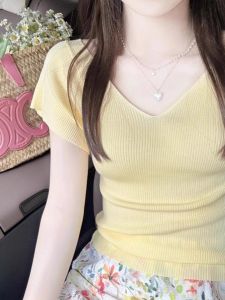 เสื้อยืดคอกลมแขนสั้นผ้าไหมน้ำแข็งสีเหลืองนมสำหรับผู้หญิงในช่วงฤดูร้อน เสื้อถักทรงสลิมฟิต ทรงเข้ารูป เสื้อผ้าทำงานสไตล์เกาหลี
