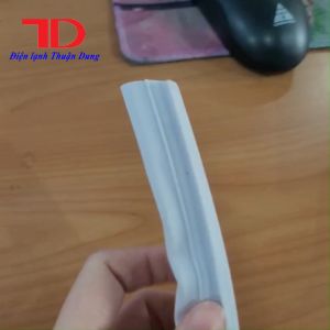 Ron Tủ Lạnh  Gioăng Zoăng tủ lạnh kiểu gài rãnh sâu có sẵn nam châm 2 mét màu trắng ron kiểu gài 1 rãnh và kiềm cắt góc đa năng  Điện lạnh Thuận Dung