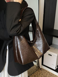 Large Capacity Womens Bucket Bag 2025 New Autumn Winter Commute Retro Texture Single Shoulder Armpit Handheld Tote Bag