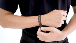 Gelang Karet Desain Unik NodDoctrine LOGO Hitam Merah