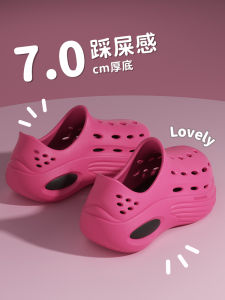 รองเท้าแตะส้นหนาสำหรับผู้หญิง ฤดูร้อน 2025 รองเท้าแตะชายหาดกันลื่นกันกลิ่นเพิ่มความสูง รองเท้าแตะหัวปิดแบบสวมสบาย สไตล์หวาน