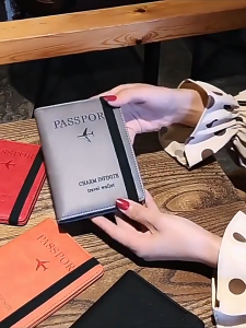 Leisure Store กระเป๋าพาสปอร์ต กระเป๋าใส่หนังสือเดินทางหนัง แพคเกจเอกสารมัลติฟังก์ชั่นแบบพกพาที่ใส่หนังสือเดินทางแบบบางเฉียบ PU กระเป๋าหนังสือเดินทาง กระเป๋าสตางค์แฟชั่น ป้องกัน RFID อเนกประสงค์ กระเป๋าการ์ด กระเป๋าเอกสาร