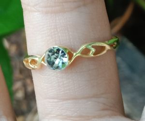 แหวนทองเหลืองลายถักหัวพลอยใสเล็ก