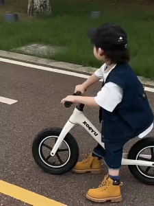 จักรยานขาไถ 12นิ้ว /14นิ้ว ล้อ14นิ้วพร้อมยางลม รถขาไถคุณภาพดี ผลิตจากวัสดุไนลอนไฟเบอร์กลาส ทนทาน ไร้สนิม พรีออเดอร์