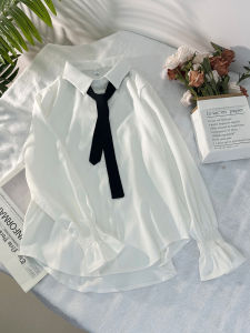 เสื้อเชิ้ตคอปกสีขาวแขนกระดิ่งสไตล์ OL สำหรับผู้หญิง ฤดูใบไม้ผลิ 2024 ทรงหลวม แขนยาว สีพื้น ดีไซน์เก๋ไก๋ เสื้อเชิ้ตคอกลม