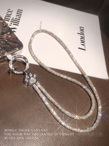 สร้อยคอโทรศัพท์มือถือประดับเพชรสุดหรู สายโซ่ตกแต่งสุดหรูสำหรับผู้หญิง สายโซ่โทรศัพท์มือถือแบบติดหูหมุนได้พร้อมพื้นที่สำหรับใส่โทรศัพท์มือถือ