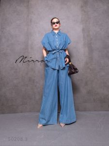 เซ็ทเสื้อคู่กางเกง..เนื้อผ้ายีนส์นุ่มไม่หนาใส่สบาย!  ช่วงบนเป็นเสื้อเชิ้ตแขนสั้นไหล่ลู่ทรงสวย ช่วงเอวยืดสม็อคผูกเอวได้เพื่อความเข้ารูป กระดุมผ่าหน้าเปิดปิดได้ มีกระเป๋า2ข้างด้านหน้า ช่วงล่างเป็นกางเกงขากระบอก ทรงสวย ด้านหลังสม็อค มีกระเป๋าล้วงได้2ข้างลำตั