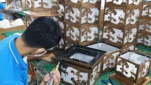 ĐÈN TRỤ CỔNG NĂNG LƯỢNG MẶT TRỜI CÂY TÙNG CON HẠC 3 CHẾ ĐỘ SÁNG KÍCH THƯỚC 250*250*340MM