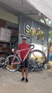 Xe Đạp Thể Thao Fix Gear Tsunami SMN100 Màu Hồng Phấn Khung Nhôm Đĩa Legend 46T (Kèm Dây Strap Và Đồ Lắp)