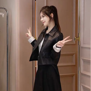 เสื้อแจ็คเก็ตหนังสั้นสไตล์อเมริกัน ดีไซน์เข้ารูป ทรงหลวม แขนยาว ปกติ ฤดูใบไม้ผลิ 2025 เสื้อคลุมกันหนาวแบบลำลองสำหรับผู้หญิง