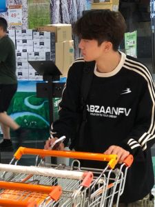 เสื้อสเวตเตอร์คอกลมแขนยาวแบบสวมหัวสไตล์อเมริกัน ทรงหลวม สำหรับผู้ชาย ฤดูใบไม้ร่วง/ฤดูหนาว แฟชั่นสตรีท ลายตัวอักษร 3 แถบ ไม่มีหมวก