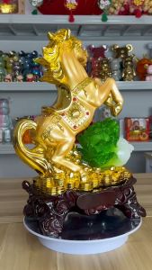 ม้า ม้ามงคล ม้ายกขา เหยียบสมบัติ เสริมดวง งานเรซิ่นพ่นทรายทอง/ ทอง ขนาด 35x25x55วัcm ปีมะเมีย