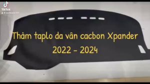 Thảm taplo xe Xpander 2018 -2021 và bản Eco 2022 đến 2026 (lắp chung) da cacbon cao cấp chỉ đen không logo chống nắng nóng cho taplo xe.