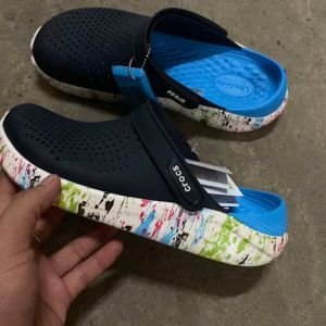 รองเท้าแตะ Crocs Lite Ride  ทางร้านจัดส่งของทุกวันหนึ่ง ถึงสามวันได้รับสินค้าเหมือนตามรูปภาพ 100%