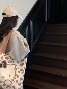 MOUSSON  กระเป๋าสะพายไหล่กระเป๋าผ้าใบกระเป๋าโท้ทผ้าใบลายการ์ตูน HelloKitty กระเป๋าใส่หนังสือแบบพกพาสำหรับนักเรียน