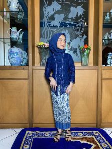 SIGAWA-STELAN BAJU KEBAYA ANAK MODEL KUTU BARU PAYET MUTIARAN-SATU SET KEBAYA ANAK KEKINIAN MODEL SIMPLE MEWAH DAN ELEGAN VIRAL 2024