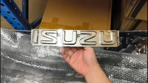 J12S04 EMBLEM MARK ( ISUZU ) IS D-MAX 2024YR