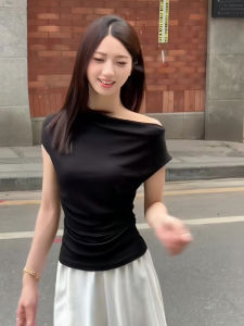 เสื้อยืดคอกลมแขนสั้นเซ็กซี่สำหรับผู้หญิงในช่วงฤดูร้อนปี 2025 เสื้อผ้าทำงานทรงเข้ารูปคอกลมด้านข้างพร้อมกระเป๋าแบบลำลอง