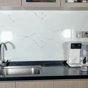 Kitchen oil resistant stickers stove countertop fire-resistant and high-temperature resistant wall stickers range hood flame retardant waterproof and oil resistant porcelain brick wall wallpaper