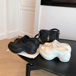 KORS รองเท้าแตะส้นสูง 9 ซม. / รองเท้าแตะ EVA พื้นหนา แฟชั่นลายดอกไขว้ รองเท้าแตะระงับกลิ่นกาย รองเท้าส้นสูง รองเท้าแตะกันลื่น รองเท้าแตะกลางแจ้งสำหรับผู้หญิง ฤดูร้อน 2025 รุ่นใหม่