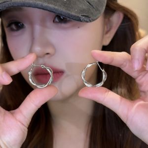 ต่างหูรูปวงกลมแบบไม่สมมาตรสีเงิน ดีไซน์เรียบง่าย ดีไซน์ใหม่ 2025 ต่างหูสำหรับใส่ไปทำงาน ต่างหูแบบอเนกประสงค์