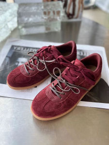 รองเท้าผ้าใบผู้หญิงสไตล์ย้อนยุคสีแดงเข้ม รองเท้าผ้าใบหนังแท้ ทรงหัวมน ทรงแบน ทรงหัวมน รองเท้าผ้าใบแบบสวมสบายสำหรับฤดูใบไม้ผลิและฤดูใบไม้ร่วง