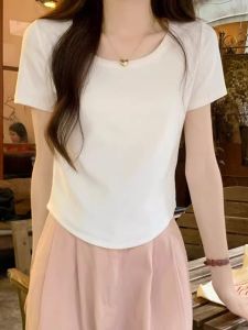 เสื้อยืดแขนสั้นทรงสลิมฟิตสำหรับผู้หญิง ฤดูร้อน 2025 ใหม่ สไตล์อเมริกัน U-neck เสื้อตัวบนไม่สมมาตร เสื้อยืดคอวีสำหรับผู้หญิง