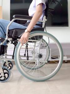 Wheelchairs For Elderly Wheelchair Lightweight Foldable Lightweight Wheelchair For Elderly Aluminum Alloy Hand Push Bull Wheel Scooter 轮椅