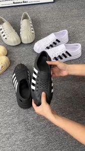 ซื้อ 1 แถม 1 กันลื่นและกันน้ำ เทศกาลสาด รองเท้าแตะคู่รักผู้ชาย ระบายอากาศดี ลื่นน้อย! พร้อมส่งกันน้ำ กันลื่น เหมาะสำหรับเทศกาลสงกรานต์รองเท้าไปทะเล