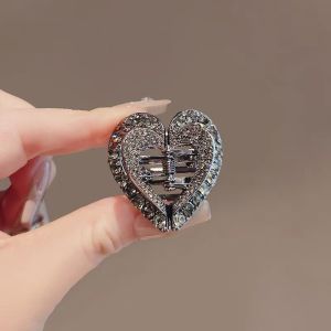 พลอยเทียมสีดำกลวงสวยงามเครื่องประดับผมแฟชั่นกิ๊บติดผมรูปหัวเจ้าหญิงที่ติดผมเล็กมีกิ๊บติดผมม้าข้างสำหรับผู้หญิง