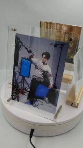 ป้ายตั้งโต๊ะ ป้ายอะคริลิค A4 A5 A6 แนวตั้งฉากและเอียง ฐานไม้สนนิวซีแลนด์ ป้ายเมนูตั้งโต๊ะ ป้ายอะคริลิคตั้งโต๊ะ