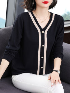 Stylish Long Sleeve T-Shirt for Women Autumn Outfit Mom Fashionable Base Layer Shirt Youthful Top V-Neck Button Detail Polyester