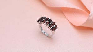 แหวน 925 เงินสเตอร์ลิงแข็งพลอยโกเมนสีดําธรรมชาติสําหรับผู้หญิงของขวัญ