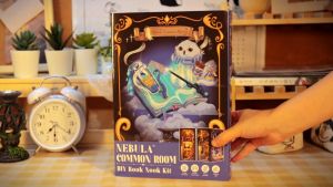 CUTEBEE Book Nook DIY บ้านตูกตา 3D Puzzle โมเดลบ้าน ของเล่นไม้ บ้านจิ๋ว DIY ที่กั้นหนังสือ พร้อม ฝากรอบกันฝู่ ของเล่น DIY ของขวัญวันหยุด (Nebula Common Room)