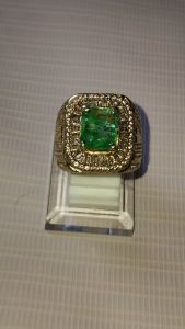 cincin dgn batu zamrud yg elegan