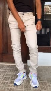 Celana Chinos Panjang Pria Warna Krem & Hitam