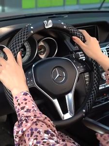 Bọc Vô Lăng Ô Tô Đính Đá Cao Cấp Gắn Thiên Nga Cao Cấp - Kẻ Lưới Thoáng Khí Ôm Khít Bao Tay Lái