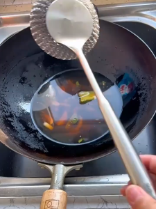 แปรงล้างหม้อ แปรงทำความสะอาดแบบแขวนได้ แปรงล้างจานรูปพลัม ขจัดคราบน้ำมัน ขัดกระทะ