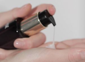 KERASTASE ครีมบำรุงป้องกันความร้อนก่อนเป่าไดร์ พร้อมฟื้นบำรุงลำลึกเพื่อผมอ่อนเยาว์ 150มล Chronologiste Thermique Regenerant Heat Protecting Cream 150ml