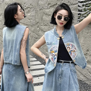 เสื้อกั๊กผ้ายีนส์สไตล์จีนสำหรับผู้หญิงเสื้อยีนส์แฟชั่นยอดนิยมมีเอกลักษณ์พิเศษสำหรับคนตัวเล็กแบบใหม่ฤดูใบไม้ผลิและฤดูร้อนชุดผู้หญิงเสื้อกั๊กแขนกุด