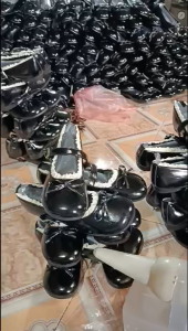 Giày Mary Jane nữ màu đen kem nâu với dây đeo và nơ trang trí.