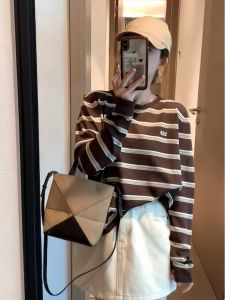 เสื้อสเวตเตอร์ถักแขนยาวหลวมๆ สไตล์เกาหลีสำหรับผู้หญิง ฤดูใบไม้ร่วง 2024 เสื้อเชิ้ตลายทางคอตั้งแขนยาวแบบลำลอง