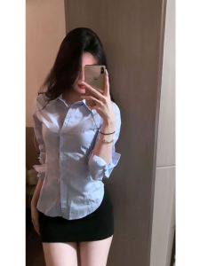 เสื้อเชิ้ตแขนยาวเข้ารูปผู้หญิง 2025 ฤดูใบไม้ผลิใหม่ สไตล์หวานและเผ็ดร้อน เซ็กซี่ หอมหวาน คอโปโล สีพื้น กระดุมหลายตัว