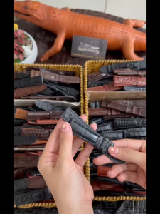 Dây đồng hồ da cá sấu thật - NSD .Sản phẩm bao gồm : Dây + Khóa kim trắng + chốt + Tool thay dây.
